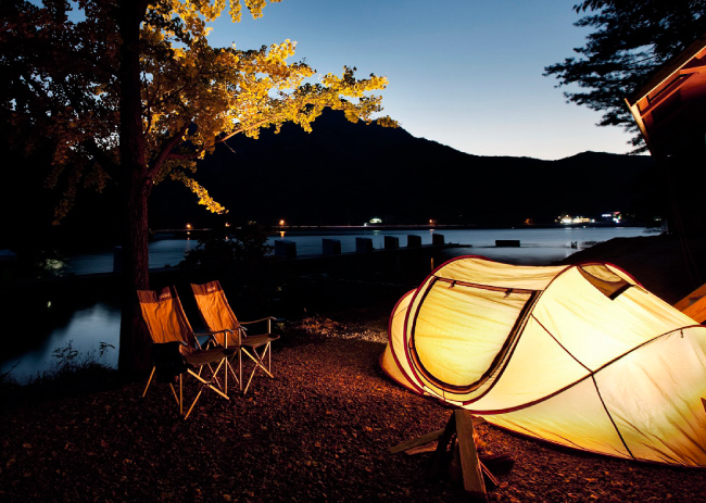 올 여름 캠핑을 떠날 때는 비교적 텐트 사이 간격이 넓은 숲속 캠핑장을 이용하는 게 좋다. [한국관광공사 제공]