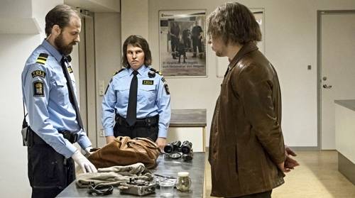 냄새로 사람의 감정을 읽어내는 능력을 가진 티나는 세관을 지나는 보레에게서 정상적인 인간과는 다른 냄새를 맡고 그를 수색하지만, 아무것도 찾아내지 못한다. [조이앤시네마 제공]