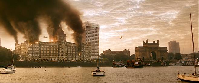 테러 공격을 받은 타지마할 호텔 전경. 영화 스틸컷. [에스와이코마드 제공]