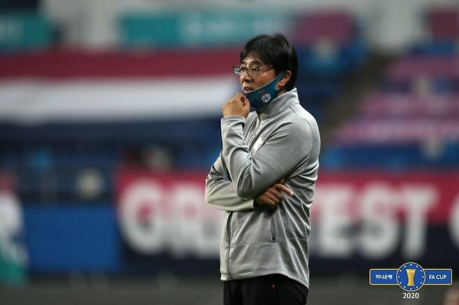 1일 안산과의 경기에서 선수들에게 지시하는 황선홍 감독 [대한축구협회 제공. 재판매 및 DB 금지]