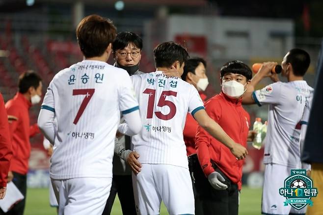 리그 경기에서 선수들 격려하는 황선홍 감독 [한국프로축구연맹 제공. 재판매 및 DB 금지]