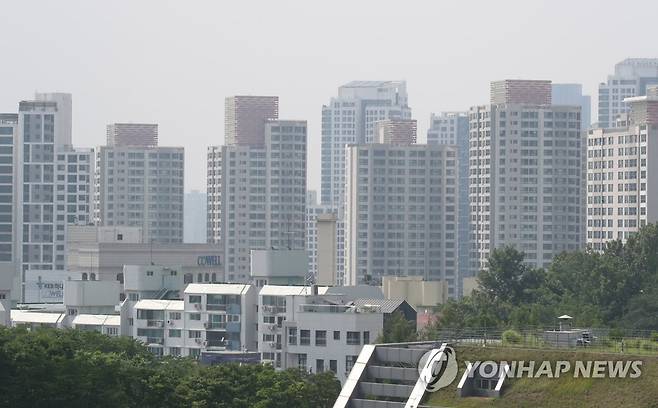 문대통령, 국토장관 긴급보고…부동산 관련 지시 예상 (서울=연합뉴스) 임헌정 기자 = 문재인 대통령은 2일 오후 김현미 국토교통부 장관으로부터 부동산 대책과 관련한 긴급 보고를 받는다고 강민석 청와대 대변인이 브리핑을 통해 밝혔다.      특히 문 대통령은 김 장관의 보고를 받고 부동산과 관련한 지시를 할 것으로 보인다.      사진은 이날 서울 서초구 반포동 아파트 일대. 2020.7.2 kane@yna.co.kr