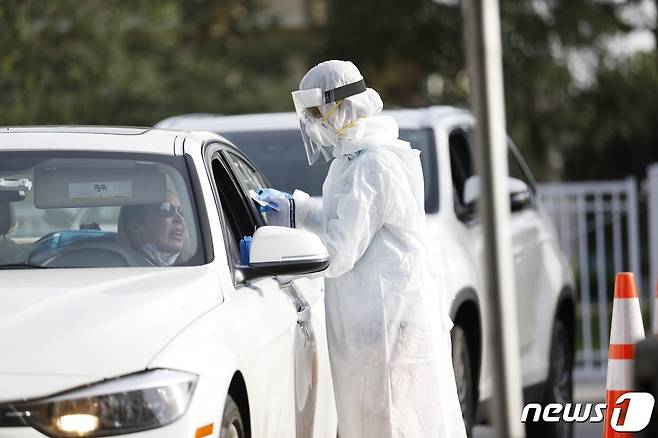 지난달 25일 미국 플로리다주 탬파에서 드라이브 스루 선별진료가 진행되고 있다. © AFP=뉴스1