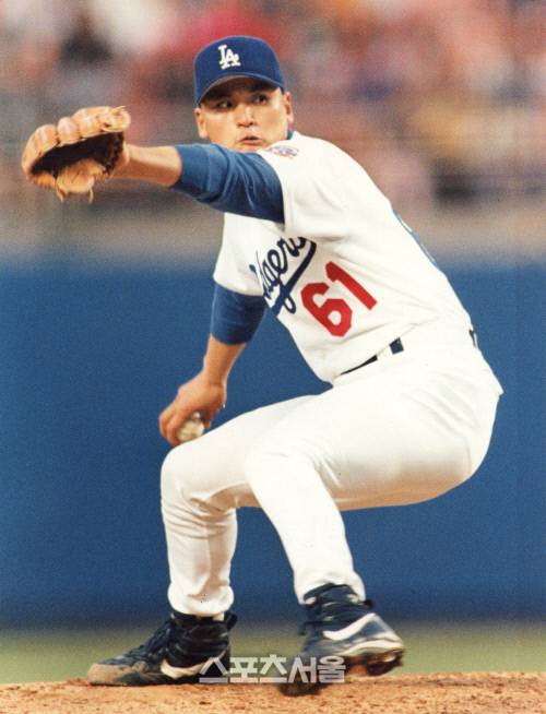 LA다저스 시절 박찬호. 스트라이드를 시작하는 시점인데 세트포지션이기는 하지만, 마치 의자에 앉아있는 듯한 하체 동작이 눈길을 끈다. (스포츠서울 DB)