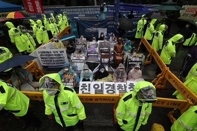 지난달 24일 서울 종로구 옛 일본대사관 앞 소녀상에서 반아베반일청년학생공동행동 소속 학생들이 소녀상 철거를 요구하는 보수단체 회원들의 시위를 막기 위해 소녀상에 몸을 묶고 연좌시위를 벌이고 있다. 박종식 기자 anaki@hani.co.kr