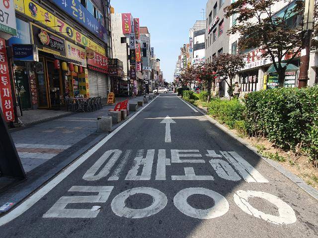 상상거리와 심곡천길을 잇는 부천대학로. 차량 통행을 줄이고 양옆으로 인도를 만든 것이 특징이다. 임명수 기자