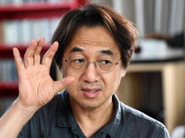 그는 진보 월간매체 '말'지와 일간지 '한겨레'를 거치며 스토리가 있는 사진으로 나름의 인지도를 쌓은 기자였다. 그러나 2003년 이라크전 때 국내 기자로는 유일하게 바그다드에 들어가 취재하면서 기자의 시선을 자성하게 된다. 홍인기 기자