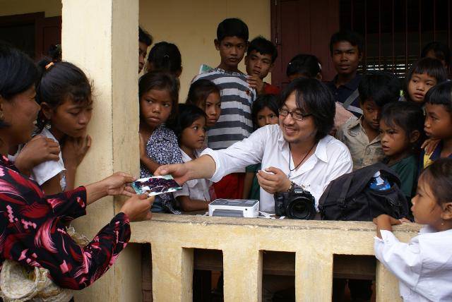 임 대표가 ‘한겨레’를 그만두고 캄보디아에 머물던 2009년초 사진이다. 오지마을, 빈민촌, 소수민족 거주지를 돌면서 ‘달팽이사진관’을 열어 주민들의 사진을 찍어줬다. 그가 어린이들에게 둘러싸여 사진을 건네며 환하게 웃고 있다. 임종진 제공