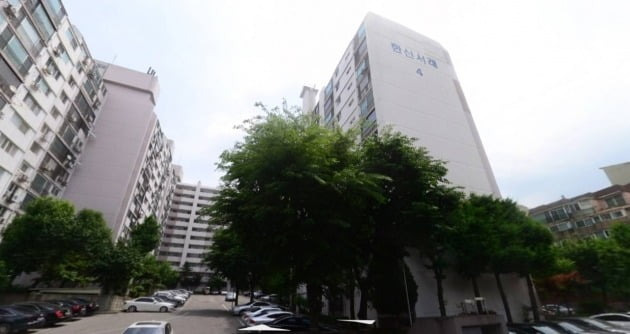 노영민 대통령 비서실장 부부가 소유한 서울 반포동 한신서래아파트. 네이버거리뷰 캡처