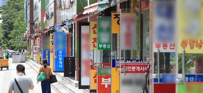 3일 서울 송파구의 한 상가에 부동산 중개업소들이 밀집해있다. 이날 정부는 잇따른 부동산대책에도 불구하고 집값이 계속 오르는 데다 서민 실수요자들도 내 집 마련이 어렵게 됐다는 비판이 제기됨에 따라 추가 대책 마련에 나섰다. 연합뉴스