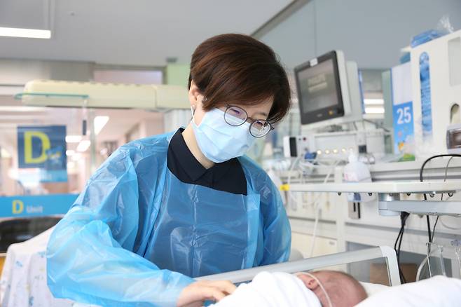 김온 환아를 보는 소아청소년과 김이경 교수.