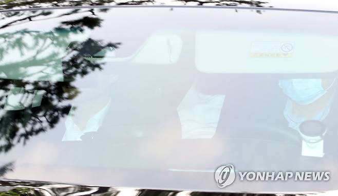 대검 나가는 윤석열 검찰총장 탄 차량 (서울=연합뉴스) 서명곤 기자 = 지난 2일 오후 서울 서초구 대검찰청에서 윤석열 검찰총장이 탄 차량이 청사를 빠져나가고 있다. 2020.7.2 seephoto@yna.co.kr