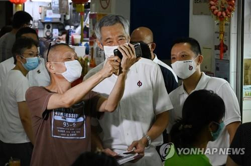 인민행동당(PAP) 리셴룽(가운데) 싱가포르 총리가 선거운동을 하고 있다. 2020.7.3 [AFP=연합뉴스]