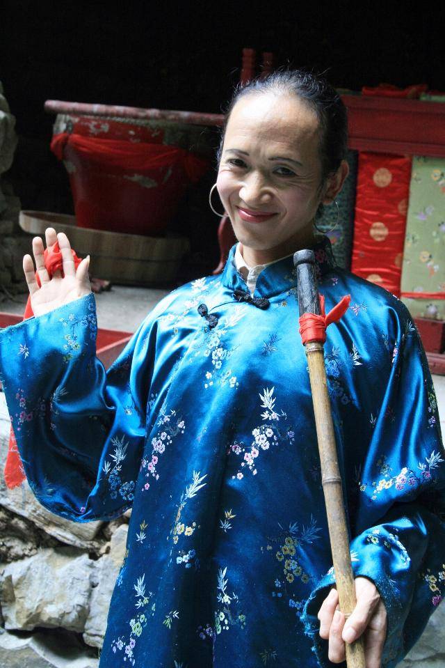 관광객을 위한 전통 혼례 공연에서 혼례를 주도하는 매파. 여성으로 분장한 남자다.