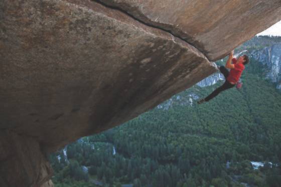 2010년 미국 요세미티의 세러페이트 리얼리티(5.11d)에서 프리솔로 중인 알렉스 호놀드. 20m의 짧은 구간이지만, 경사 90도가 넘는 오버행과 200m에 이르는 고도감 때문에 까다로운 루트로 알려져 있다. [사진 하루재클럽]