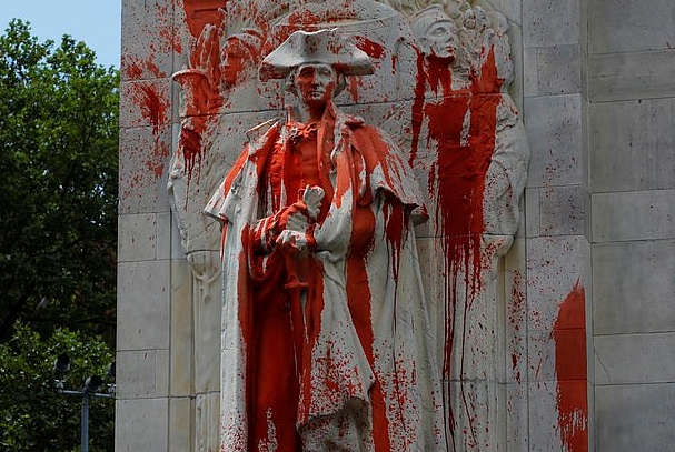 붉은 페인트로 훼손된 미국 ‘건국의 아버지’ 조지 워싱턴 초대 대통령의 조각상 (사진=EPA)