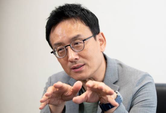 최인철 교수는  “행복의 정의를  넓게 잡아야 한다”고  강조했다. [지호영 기자]