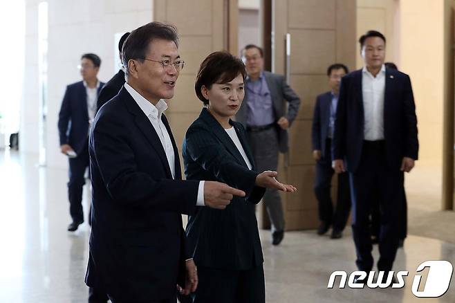 문재인 대통령과 김현미 국토교통부 장관 모습.(뉴스1 자료사진)© News1 이광호 기자