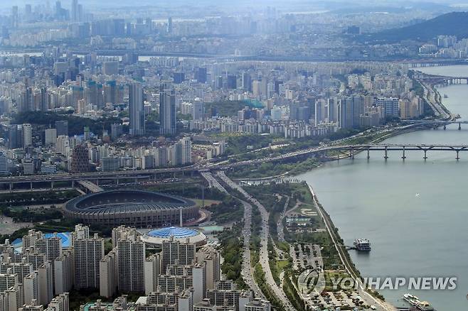 문 대통령, 주택 공급 확대 지시 (서울=연합뉴스) 김인철 기자 = 서울 롯데월드타워 서울스카이에서 바라본 강남구 아파트 단지 모습. 2020.7.3 yatoya@yna.co.kr