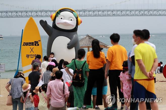 해수욕장서 마스크 쓴 펭수 (부산=연합뉴스) 손형주 기자 = 5일 오후 부산 수영구 광안리해수욕장에 설치된 EBS 유튜브 스타 펭수 조형물에 마스크가 착용 돼 있다. 2020.7.5 handbrother@yna.co.kr