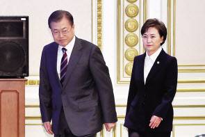 문재인 대통령이 김현미 국토교통부 장관에게 “주택공급 확대 방안을 마련하라”고 지시한 후 수도권 미니신도시 규모 택지지구 개발 계획이 발표될 것이란 전망이 나오고 있다. 사진은 지난 2월 27일 김현미 국토부 장관(오른쪽)이 청와대 업무보고를 위해 입장하는 모습. [연합]