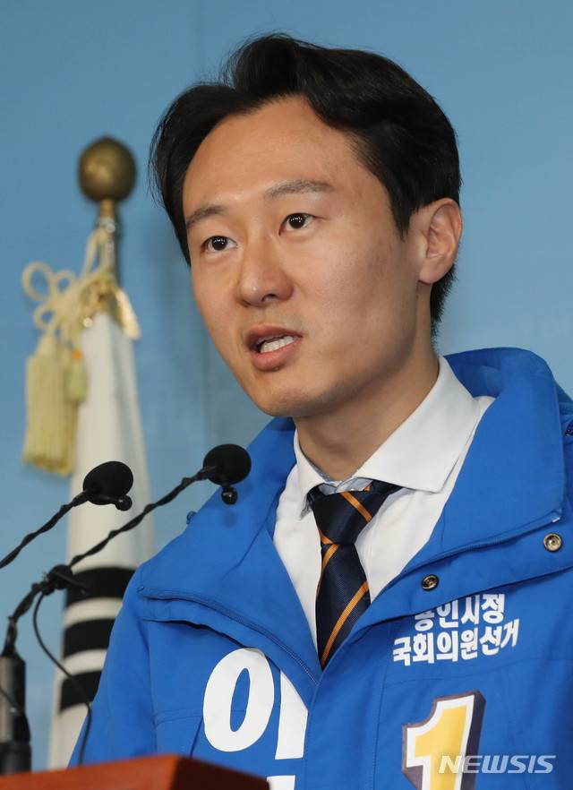 [서울=뉴시스] 장세영 기자 = 더불어민주당 영입인재인 이탄희 전 판사가 12일 서울 여의도 국회 정론관에서 기자회견을 열고 21대 총선 경기도 용인시정에 출마선언을 하고 있다. 2020.03.12. photothink@newsis.com