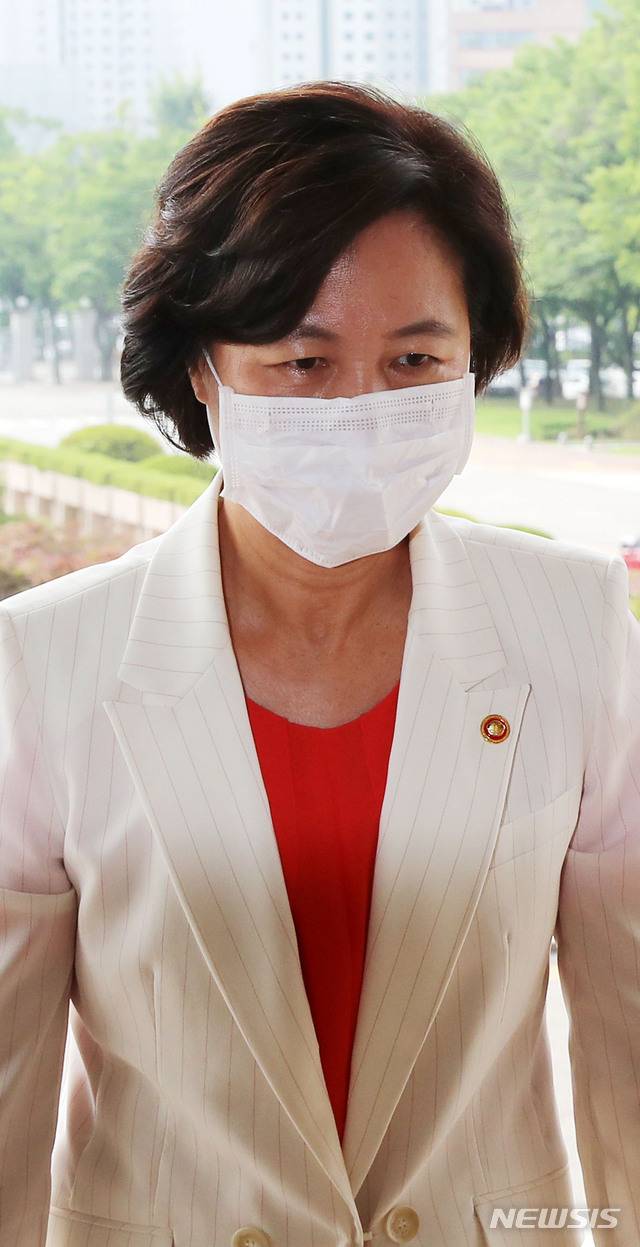 [과천=뉴시스]박주성 기자 = 추미애 법무부 장관이 6일 오전 경기 과천시 법무부 청사로 출근을 하고 있다. 2020.07.06. park7691@newsis.com