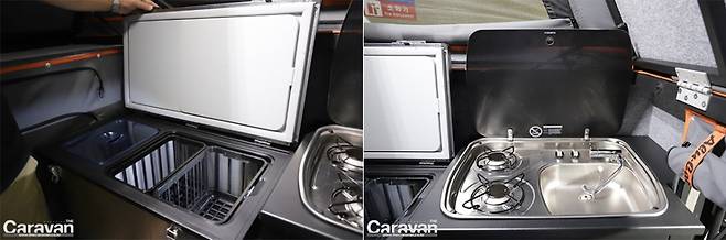 냉장고와 싱크대, 2구 가스버너가 위치한다