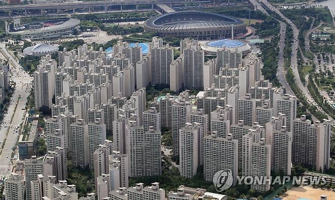 앞으로의 부동산 대책은? 사진은 3일 오후 서울 롯데월드타워 서울스카이에서 바라본 송파구 아파트 단지 모습.[연합뉴스 자료사진]