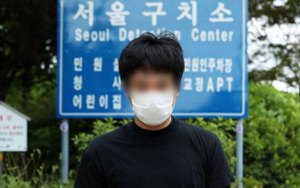 세계 최대 아동 성 착취물 사이트 '웰컴 투 비디오' 운영자인 손정우 씨가 지난 6일 오후 미국 송환 불허 결정으로 석방돼 경기도 의왕시 서울구치소를 나서고 있다. /뉴시스