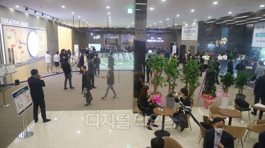 사진은 지난 5월 분양된 양주 옥정신도시 제일풍경채 레이크시티 2블록 견본주택의 모습. 이 단지가 분양된 이후 양주시는 조정대상지역으로 묶이면서 1순위 청약자 수와 청약 당첨가점 등이 하락한 것으로 나타났다.