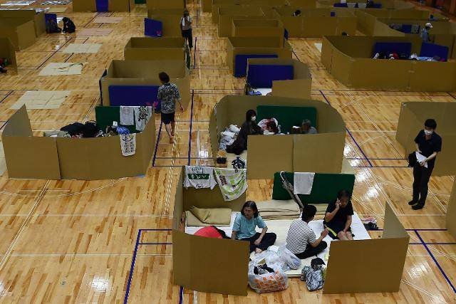 6일 폭우 피해를 입은 구마모토현 야츠시로 시립 종합체육관으로 대피한 이재민들이 골판지로 가림막을 만들어놓고 휴식을 취하고 있다. 야츠시로=AFP 연합뉴스