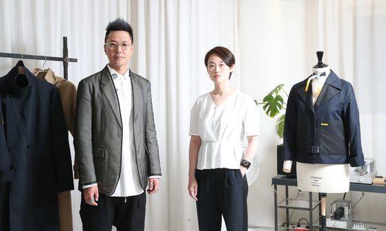 에어로케이의 젠더뉴트럴 유니폼을 만든 이재우(왼쪽), 박소현 디자이너. 7일 서울 자하문로 '포스트 디셈버' 쇼룸에서 중앙일보와 인터뷰를 진행했다. 우상조 기자