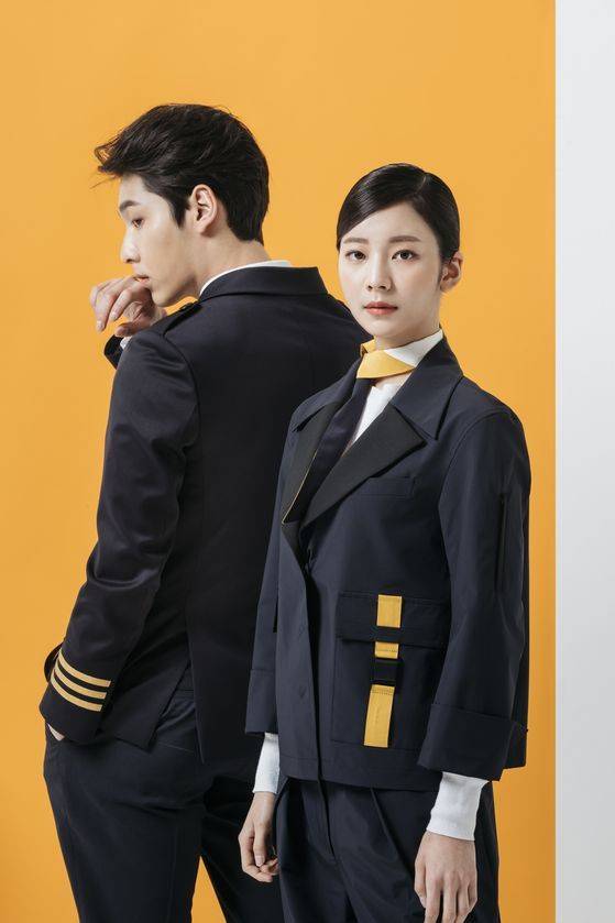 소매와 기장이 짧아 활동적 느낌을 주는 재킷과 맨투맨 셔츠, 넉넉한 팬츠로 구성된 여성 승무원 유니폼. 왼쪽은 파일럿 유니폼이다. 사진 언리얼스튜디오