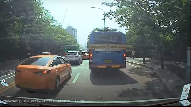 사고 당시 블랙박스, 구급차가 2차선에서 1차선으로 이동하던 중 택시와 접촉 사고가 났다. ⓒ 유튜브 캡쳐