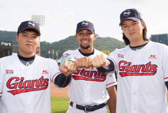 사진은 이벤트용 모자를 착용한 한동희(왼쪽부터), 마차도, 김원중 [롯데 자이언츠 제공]