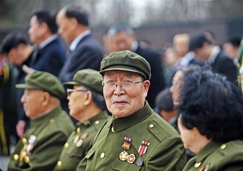 중국은 지난 2일 한국전쟁에 참전한 중국인민지원군 출신의 노병들에게 ‘항미원조 출국작전 70주년’ 기념 훈장을 수여하겠다고 발표했다. [신화사=연합뉴스]