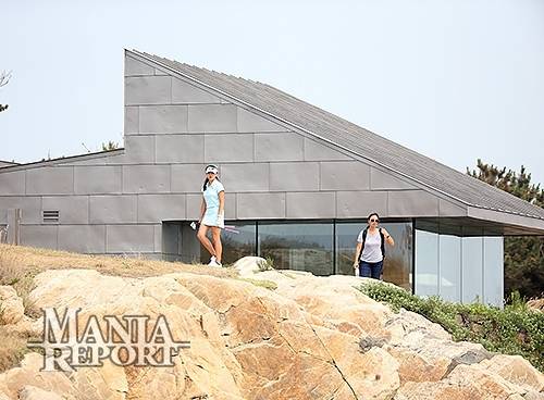 골프장 그늘집에서 휴식을 취한 골퍼가 코스로 이동하고 있다. [마니아리포트 자료사진]