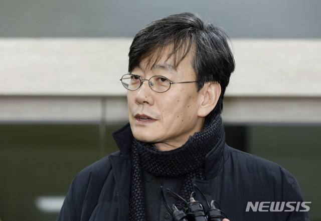 [서울=뉴시스] 최동준 기자 = 폭행과 협박 의혹을 받고 있는 손석희 JTBC 대표이사가 지난해 2월17일 새벽 서울 마포경찰서에서 조사를 받은 뒤 귀가 중 취재진 질문에 답변하고 있다. 2019.02.17. photocdj@newsis.com