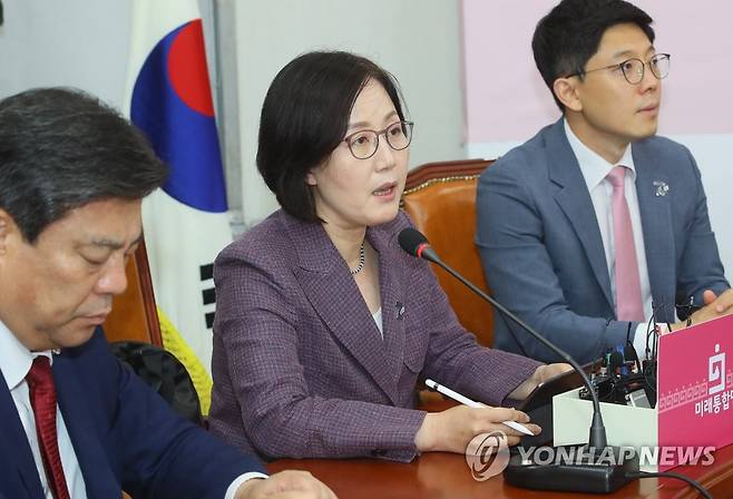 비대위 발언하는 김현아 지난달 25일 미래통합당 김현아 비대위원(가운데)이 국회에서 열린 비상대책위원회의에서 발언하고 있다.[연합뉴스 자료사진]