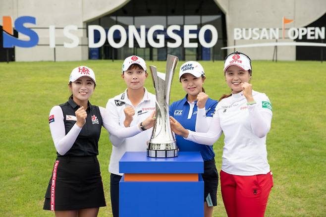 이보미(왼쪽부터)와 김효주, 김세영, 최혜진이 9일 KLPGA 투어 아이에스동서 오픈 개막을 하루 앞두고 열린 포토콜 에서 선전을 다짐하고 있다. (사진=KLPGA)