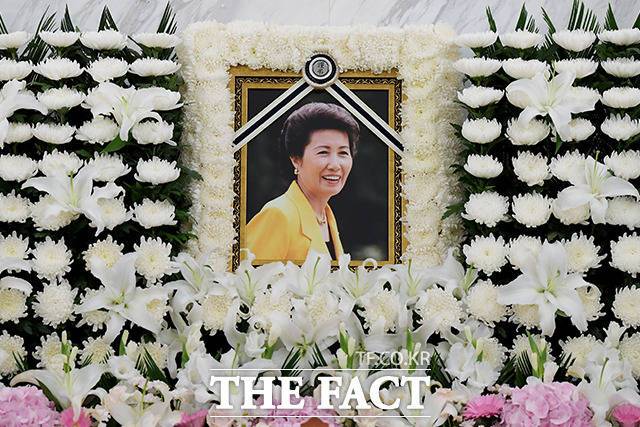 박근혜 전 대통령의 이복언니인 고 박재옥 씨가 별세한 가운데 9일 오전 서울 서대문구 신촌세브란스병원 장례식장에 마련된 빈소에 고인의 영정이 놓여있다. /이선화 기자