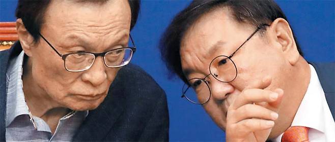 8일 오전 국회에서 더불어민주당 이해찬(왼쪽) 대표와 김태년 원내대표가 대화를 나누고 있다. 정부·여당은 다주택자 세 부담을 늘리는 것을 중심으로 하는 부동산 대책을 추진 중이다. 현 정부는 그동안 21차례 부동산 대책을 발표하는 과정에서 이전 발표를 뒤집는 오락가락 정책으로 정책 신뢰를 무너뜨렸다는 지적이 나오고 있다. /이덕훈 기자