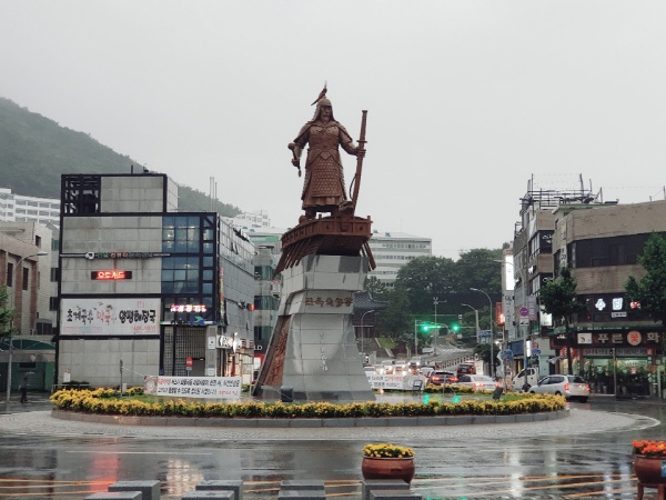 이순신광장에 서 있는 이순신 장군 동상.