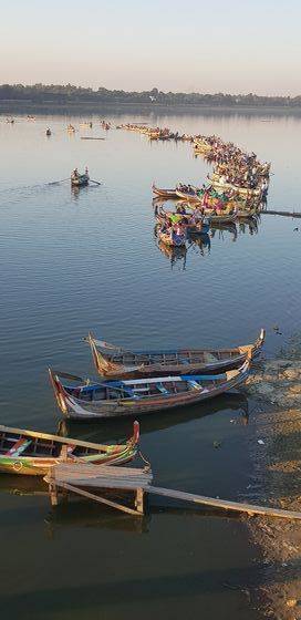 우베인다리 밑 호수에서 보트를 타고 일몰을 구경하기 위해 모여든 관광객.[사진 조남대]