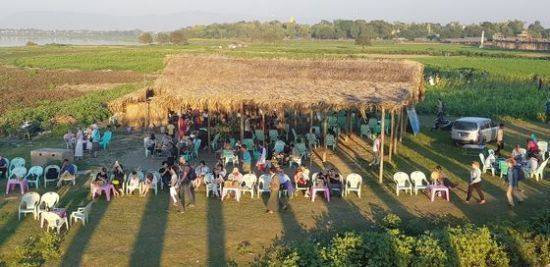우베인다리가 놓인 호수 중앙 섬에서 일몰을 감상하는 관광객. [사진 조남대]