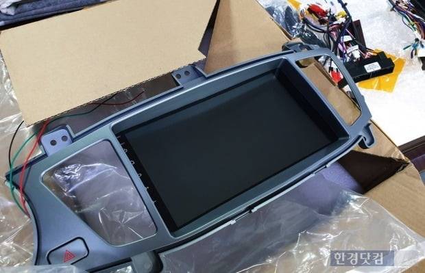 해외 사이트에서 차량에 맞는 안드로이드 올인원과 고화질 어라운드뷰를 직구했다. 사진=오세성 한경닷컴 기자