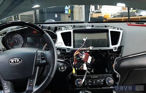 기존 센터페시아를 걷어내고 안드로이드 올인원을 장착하는 모습. 사진=오세성 한경닷컴 기자