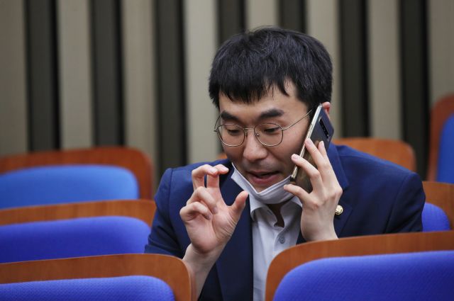 더불어민주당 김남국 의원이 지난달 26일 오후 의원총회에 참석, 총회 시작 전 통화하고 있다. 연합뉴스