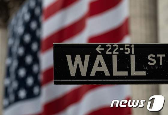 8일(현지시간) 뉴욕증시 상승은 기술주들이 이끌었다. 애플은 2.3% 상승했고 마이크로소프트(MS)는 2.2% 넷플릭스도 2% 가량 상승했다. S&P 500지수 기술 종목은 1.6% 상승해 사상 최고치를 기록했다.